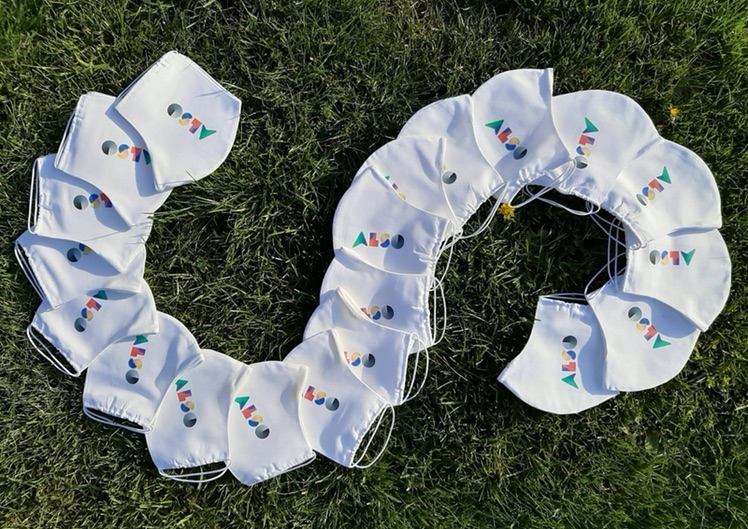 Nasen/Mundschutz in Gras